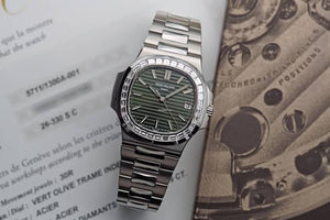 Patek Philippe Nautilus 5711 - Elegance in Steel (FREE GIFT BOX 🎁)